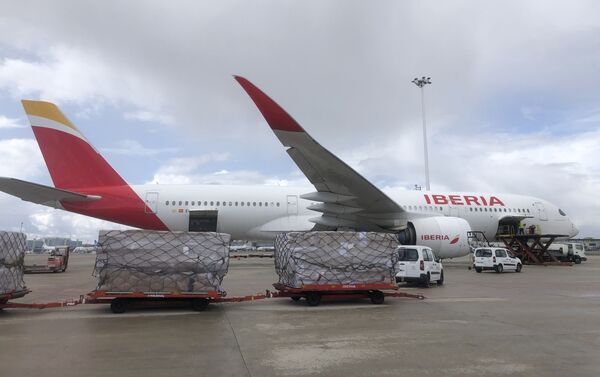 Dos aviones con material sanitario procedente de China en el aeropuerto de Barajas, Madrid - Sputnik Mundo