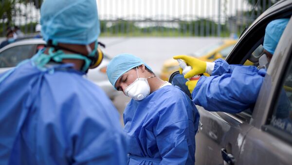 Médicos de un hospital de Guayaquil, Ecuador, se desinfectan durante sus jornadas - Sputnik Mundo