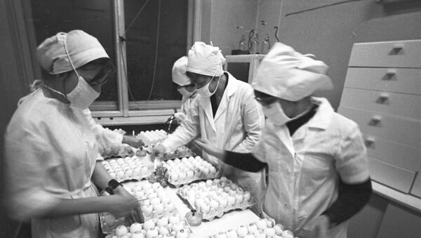 Unos médicos soviéticos producen una vacuna - Sputnik Mundo