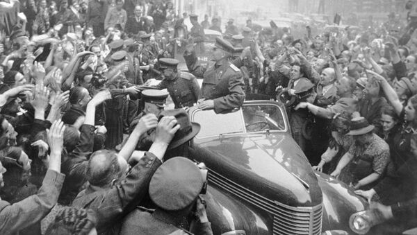 El mariscal soviético Iván Kónev es recibido por los ciudadanos checos en Praga (1945) - Sputnik Mundo