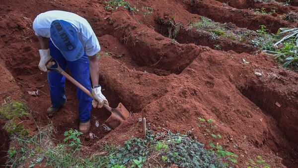 Un hombre cavando una fosa en las afueras de Sao Paulo, Brasil - Sputnik Mundo