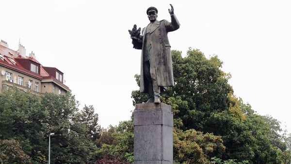 Monumento al mariscal Kónev en Praga, antes de su retirada - Sputnik Mundo