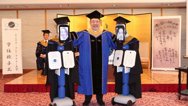 El presidente de BBT posa con Ipads unidos a robots reemplazando a los alumnos en su graduación - Sputnik Mundo