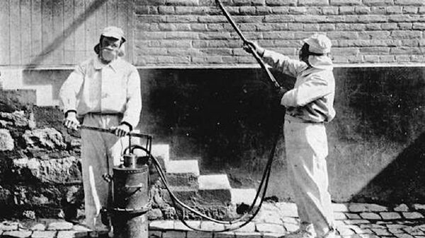 Desinfectadores trabajando, hacia 1910, en Chile - Sputnik Mundo