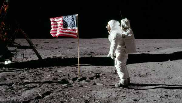 La bandera de EEUU en la Luna - Sputnik Mundo