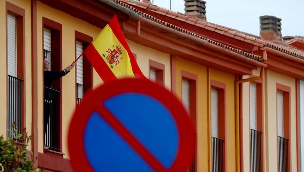 La bandera de España en un balcón - Sputnik Mundo