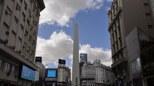 La Avenida Corrientes de Buenos Aires con el Obelisco al fondo durante el brote del coronavirus en Argentina - Sputnik Mundo