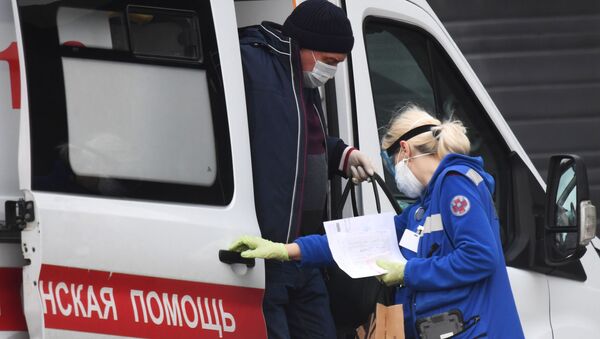 Ambulancia cerca del centro moscovita de cuarentena por el COVID-19 ubicado en Komunarka durante el brote de coronavirus en Rusia - Sputnik Mundo