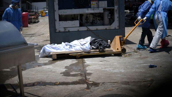 El cadáver de un muerto por COVID-19 en Guayaquil, Ecuador - Sputnik Mundo