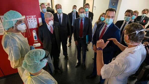 El ministro de Sanidad de Alemania,  Jens Spahn, durante una visita al hospital universitario de Giessen - Sputnik Mundo