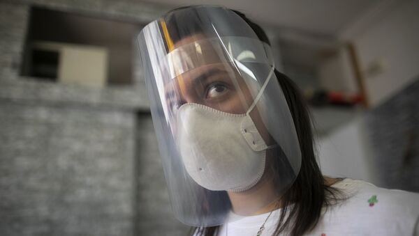 Una chica con escudo faciale hecho con impresoras 3D y cortadores a láser gracias el impulso de makers - Sputnik Mundo