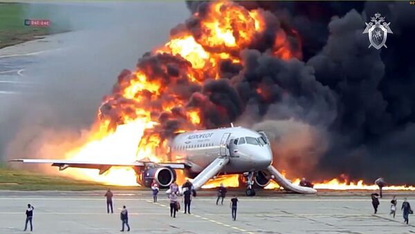 Incendio del Superjet de Aeroflot en el aeropuerto Sheremétievo de Moscú (archivo, mayo de 2019) - Sputnik Mundo