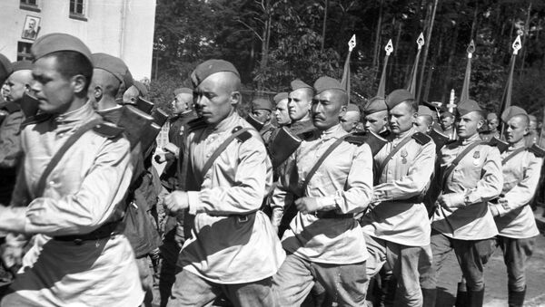 Los tanquistas soviéticos en un desfile en Berlín - Sputnik Mundo