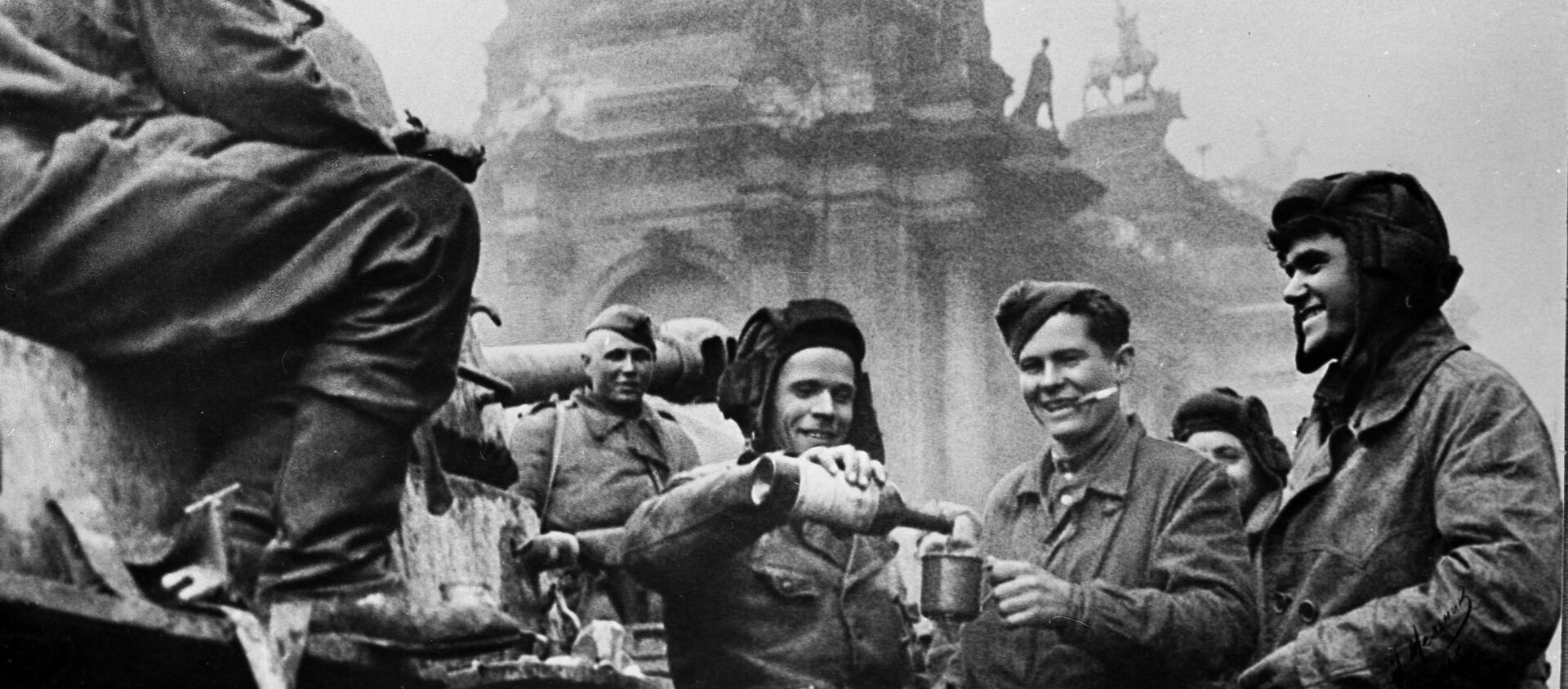 La tripulación de un tanque T-34 cerca del edificio del Reichstag. - Sputnik Mundo, 1920, 16.04.2020