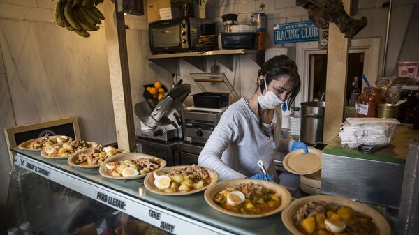 Vecinos de Malasaña reparten comida gratis del restaurante Casa28. - Sputnik Mundo
