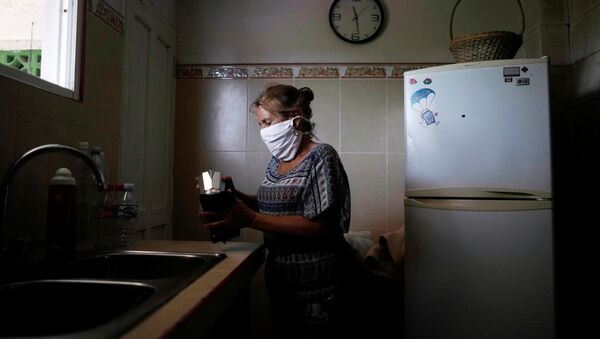 Una cubana con mascarilla durante el brote del coronavirus - Sputnik Mundo