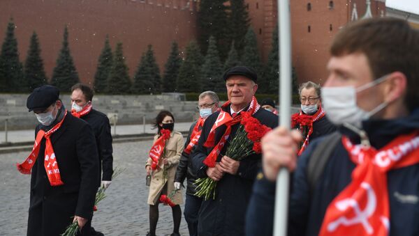 Guennadi Ziugánov, líder del Partido Comunista de Rusia (KPRF) junto con los miembros del partido en la Plaza Roja cerca del Mausoleo de Lenin en Moscú, Rusia - Sputnik Mundo