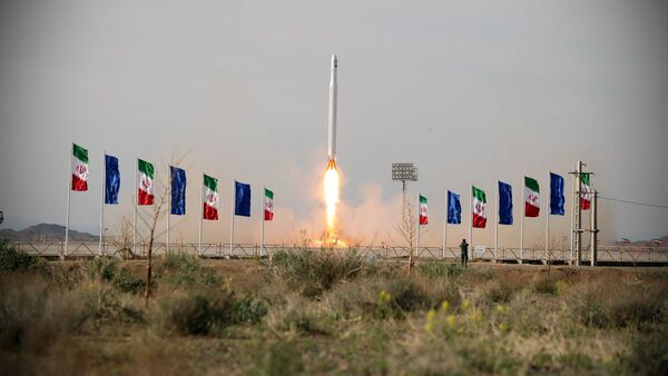Lanzamiento del satélite militar iraní Noor - Sputnik Mundo