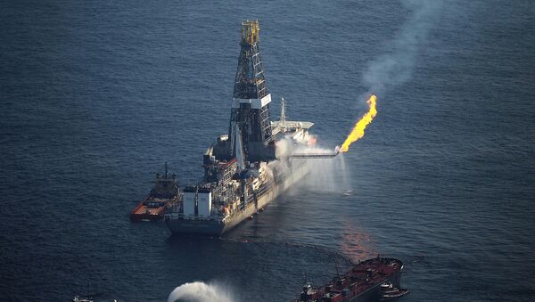 El incendio de la plataforma Deepwater Horizon de British Petroleum en el Golfo de México - Sputnik Mundo