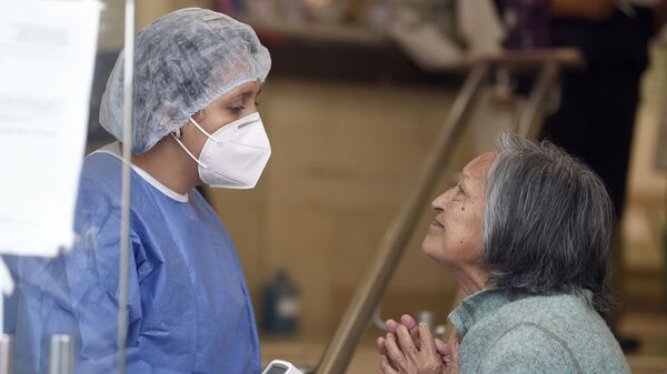Una enfermera mexicana junto a una paciente en Ciudad de México  - Sputnik Mundo