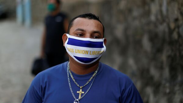 Un hombre con mascarilla en El Salvador - Sputnik Mundo