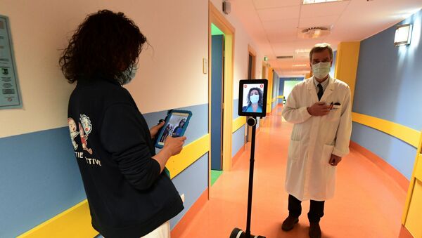 Una enfermera usa un robot para ayudar a contagiados por coronavirus en Italia - Sputnik Mundo