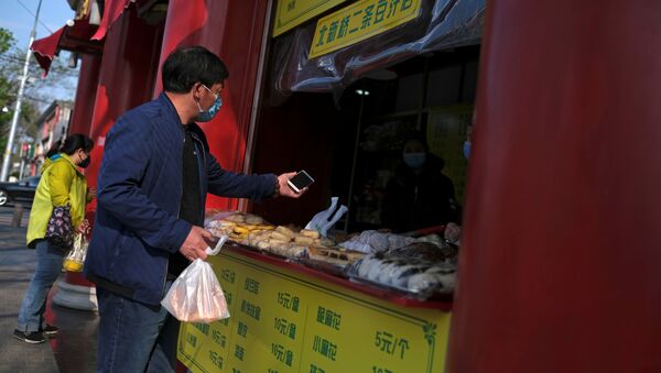 Un hombre compra comida en Pekín, China - Sputnik Mundo