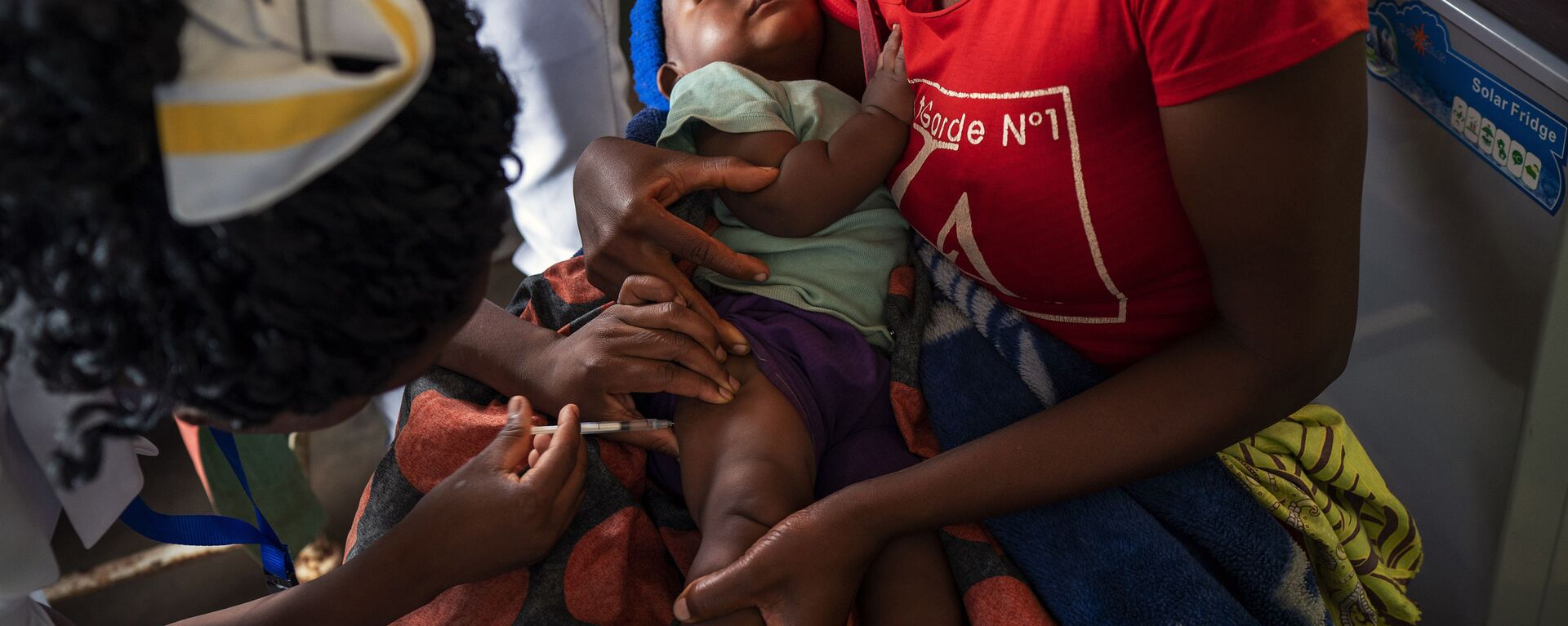 Un bebé es vacunado contra la malaria en Malaui - Sputnik Mundo, 1920, 25.04.2020