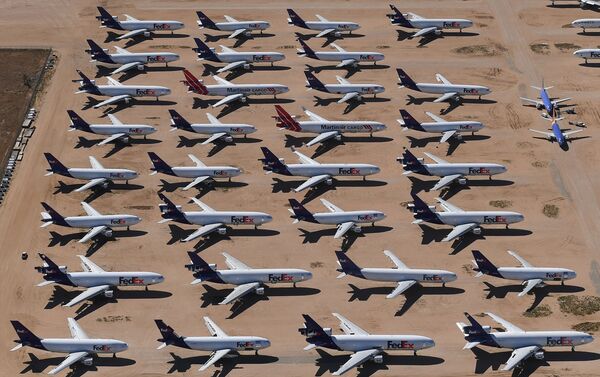 Aviones de varias aerolíneas paralizados por el coronavirus cerca del Aeropuerto de Logística del Sur de California - Sputnik Mundo