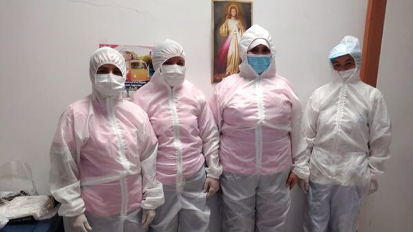 Trabajadores con trajes antifluídos diseñados por la fundación Maryos - Sputnik Mundo