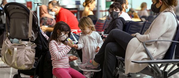 Pasajeros de un aeropuerto Pasajeros de un aeropuerto - Sputnik Mundo