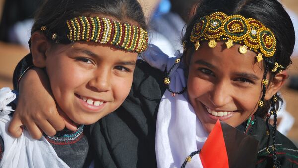 Dos niñas saharauis en un campamento de Argelia.  - Sputnik Mundo