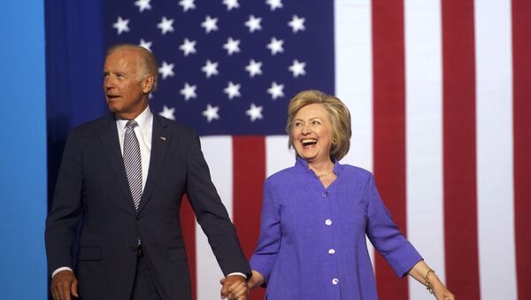La exsecretaria de Estado de EEUU, Hillary Clinton, junto al exvicepresidente y candidato presidencial Joe Biden - Sputnik Mundo