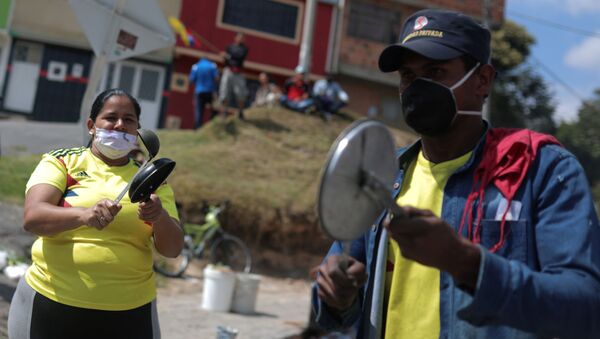 Colombianos protestan golpeando cacerolas en plena pandemia de COVID-19 - Sputnik Mundo