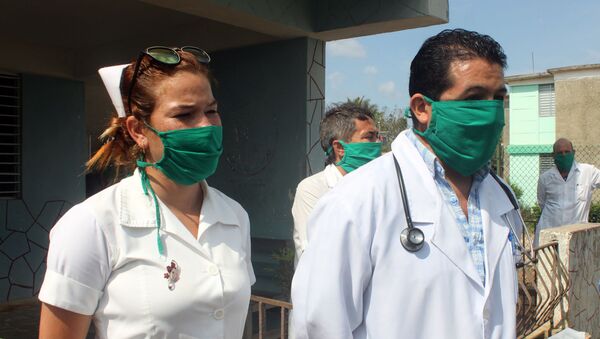 Enfermera y doctor Sebastián Meneses, médico boliviano en el poblado de Zaragoza, San José de las Lajas, Cuba - Sputnik Mundo
