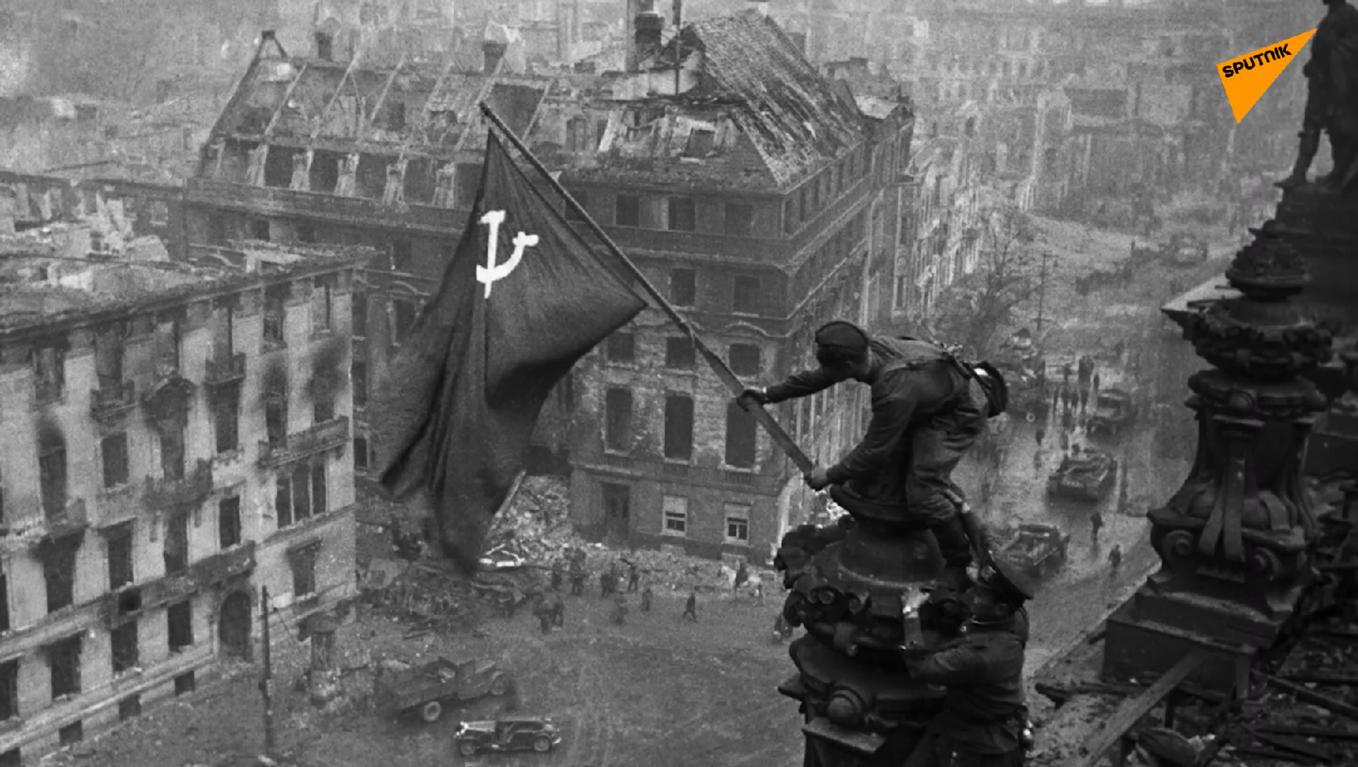 Hace 75 Años La Bandera Soviética Se Erigió Sobre El Reichstag 02 05