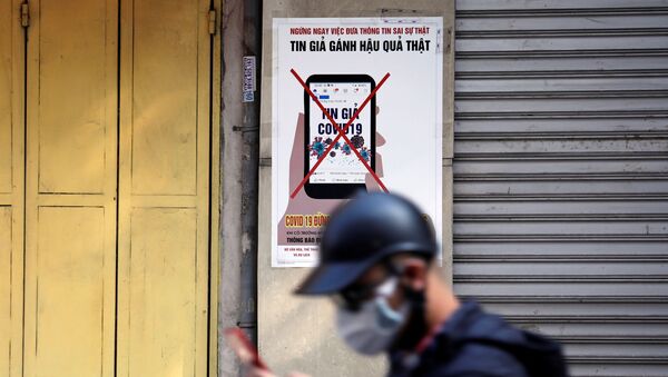 Un cartel advierte contra la desinformación acerca del coronavirus en Vietnam - Sputnik Mundo