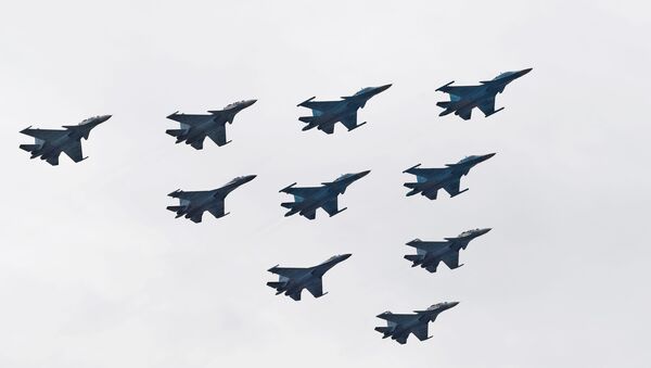 Los cazas Su-30SM y Su-35S y los bombarderos Su-34 participan en el ensayo del desfile militar - Sputnik Mundo
