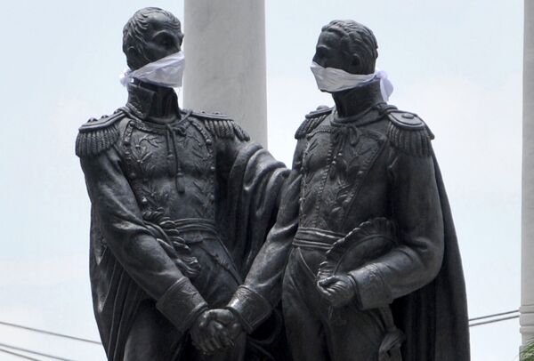 Las estatuas de los libertadores Simón Bolívar y José de San Martín en Guayaquil, Ecuador, también llevan máscaras - Sputnik Mundo