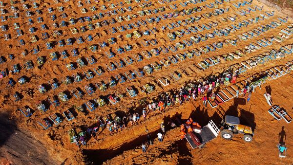 Excavación de las fosas comunes en Brasil a causa de la pandemia de coronavirus - Sputnik Mundo