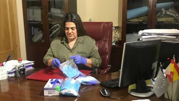 La alcaldesa de Erustes, el pueblo sin coronavirus, reparte kits sanitarios entre los vecinos - Sputnik Mundo