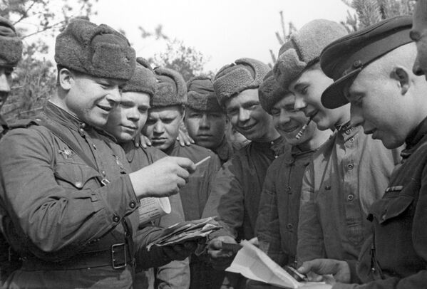Tragedia y heroísmo del pueblo de la URSS en las imágenes de la Segunda Guerra Mundial Tragedia y heroísmo del pueblo de la URSS en las imágenes de la Segunda Guerra Mundial - Sputnik Mundo