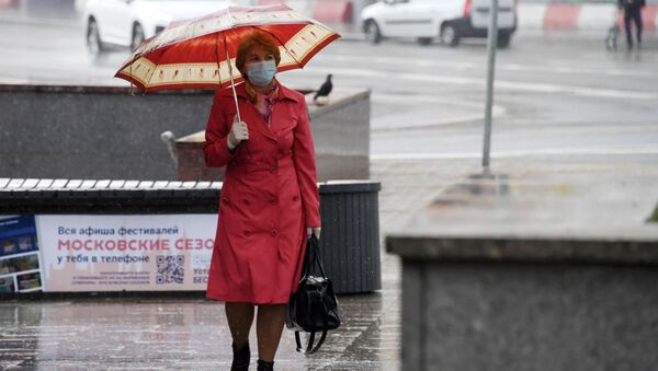 Una mujer con mascarilla en Moscú durante el brote del coronavirus en Rusia - Sputnik Mundo