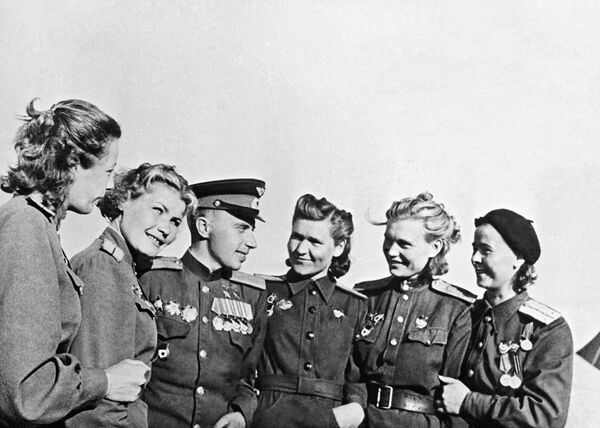 El valiente rostro femenino de la Gran Guerra Patria, en imágenes
 - Sputnik Mundo