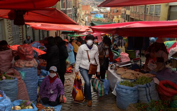 Mujer haciendo compras en un mercado local durante la emergencia sanitaria en La Paz.  - Sputnik Mundo