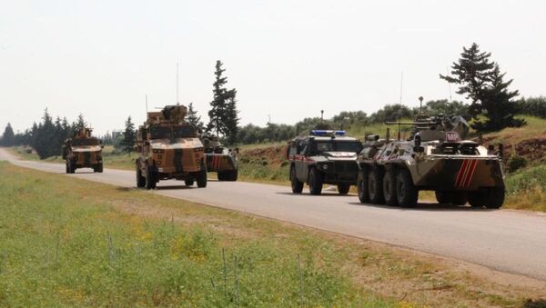 Rusia y Turquía patrullan conjuntamente un carretera en Siria (archivo) - Sputnik Mundo