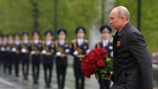 El presidente ruso, Vladímir Putin, coloca flores en la Tumba del Soldado Desconocido. - Sputnik Mundo