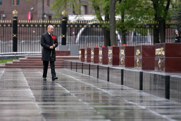 Así el mandatario ruso, Vladímir Putin, rindió homenaje a los caídos durante la Gran Guerra Patria. - Sputnik Mundo