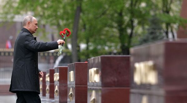 El jefe de Estado ruso homenajea a los caídos durante la Gran Guerra Patria. - Sputnik Mundo