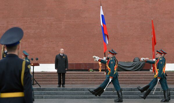 El presidente ruso, Vladímir Putin, durante la ceremonia realizada en la Tumba del Soldado Desconocido por el 75 aniversario de la victoria en la Gran Guerra Patria. - Sputnik Mundo